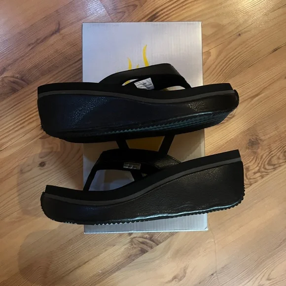 LIKE NEW w/Box Volatile Black Wedge Leather Platform Sandals - Picture 13 of 13